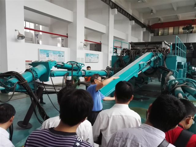 鹤发银丝映日月，丹心热血沃新花