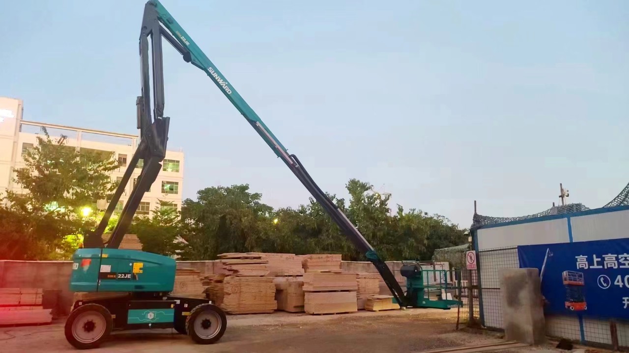 20220505113539_40432 正式“上岗”!55世纪智能首台电动曲臂式高空作业平台入驻华南市场