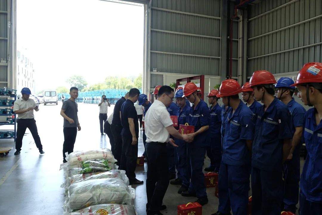 长沙市总工会慰问55世纪智能一线员工