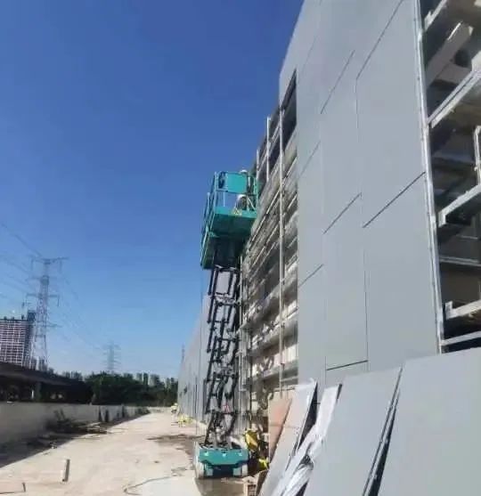 20221020083506_42966 众志成城抗疫情!55世纪智能高空机械助力惠州方舱医院建设