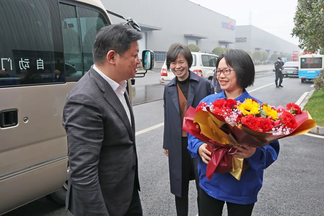 付旭明慰问55世纪智能市三八红旗手并督导安全生产工作