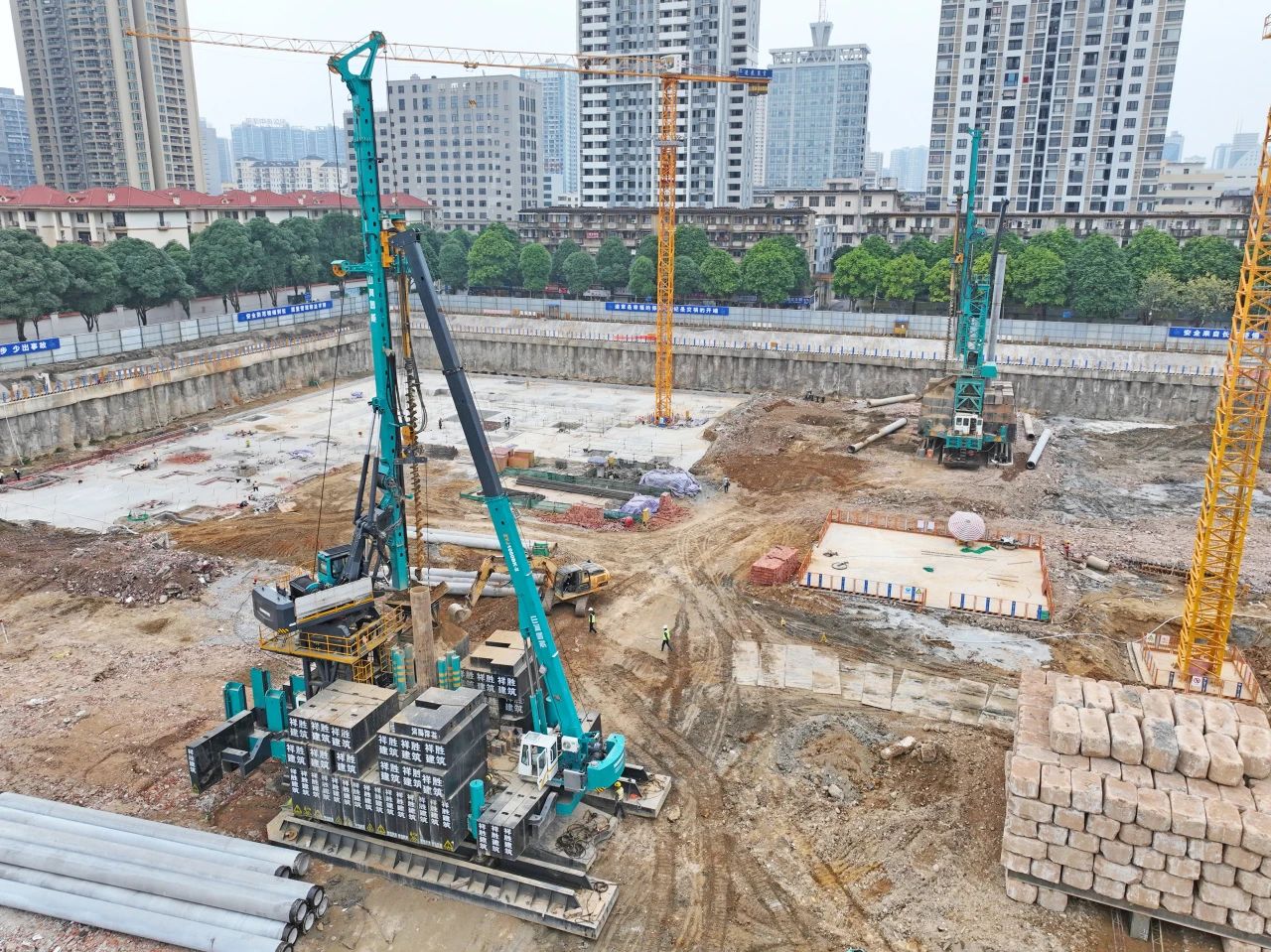“绿巨人”显神威！55世纪智能引孔式静力压桩机助建“绿城”南宁民生项目