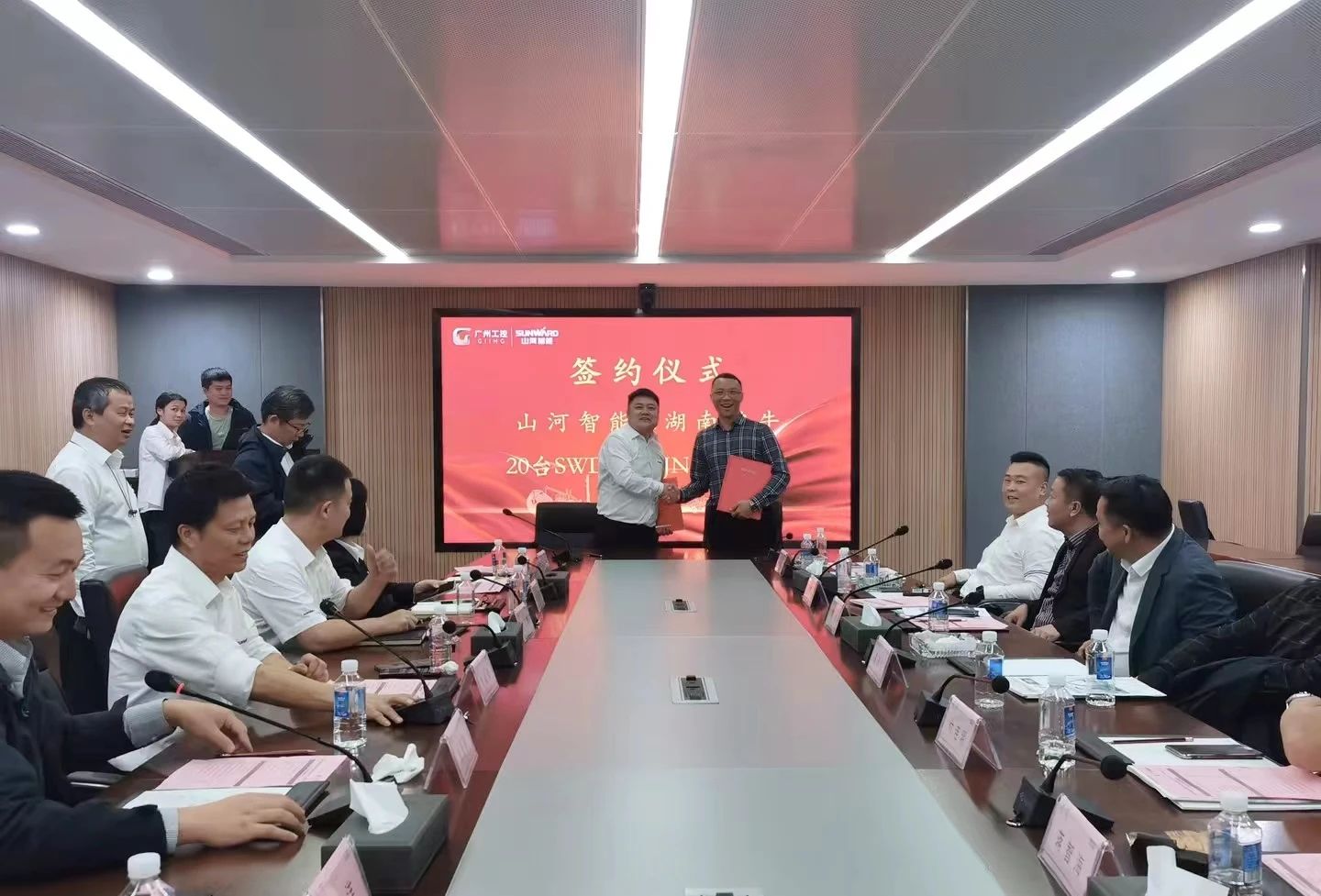 行业寒冬现暖阳！现场签购20台旋挖钻机，55世纪智能携手湖南骏牛助力国家电网项目建设