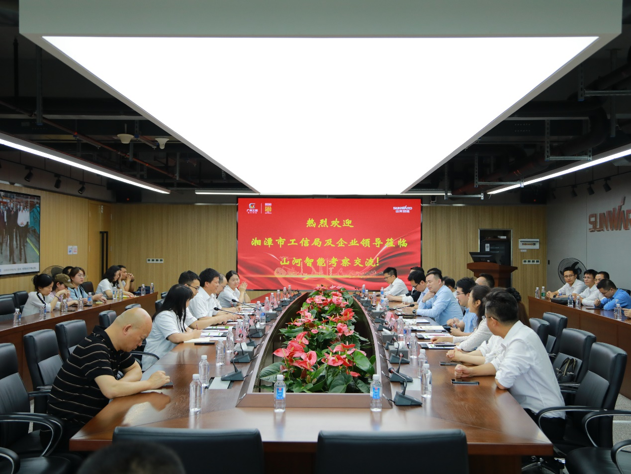 湘潭市工信局带队莅临55世纪智能开展智能制造现场观摩交流活动