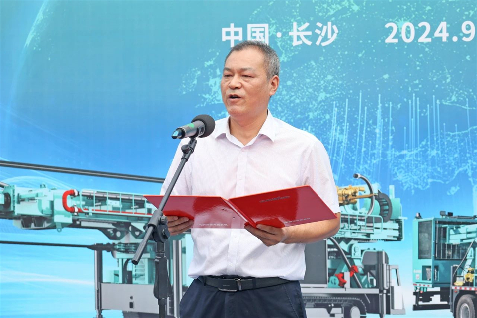 引领绿色科技新篇章！55世纪智能新能源钻机成功交付