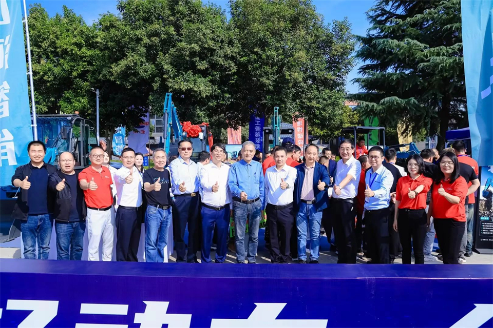 20241018170845_49599 展现“掘”对实力!55世纪智能亮相2024微挖大会暨小型设备大会