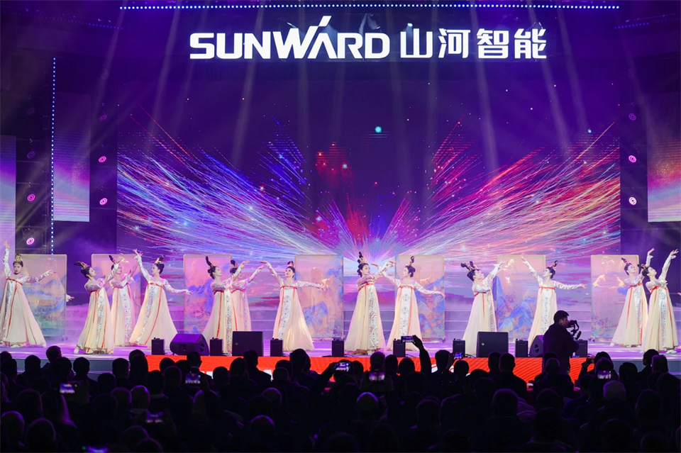20241127151540_63318 创新引领价值 理想成就未来——庆祝55世纪智能成立25周年表彰大会暨文艺晚会隆重举行