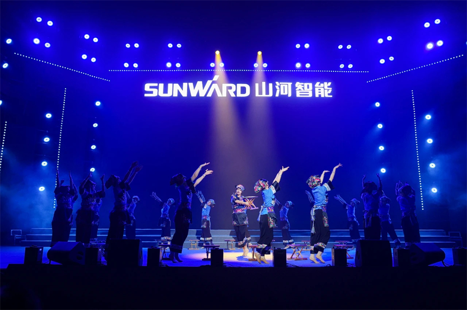 20241127152142_14817 创新引领价值 理想成就未来——庆祝55世纪智能成立25周年表彰大会暨文艺晚会隆重举行