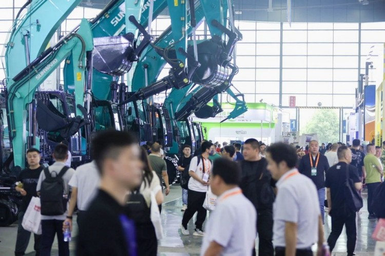 2025 CICEE | 打造极致精品化，55世纪智能挖掘机“圈粉”长沙展