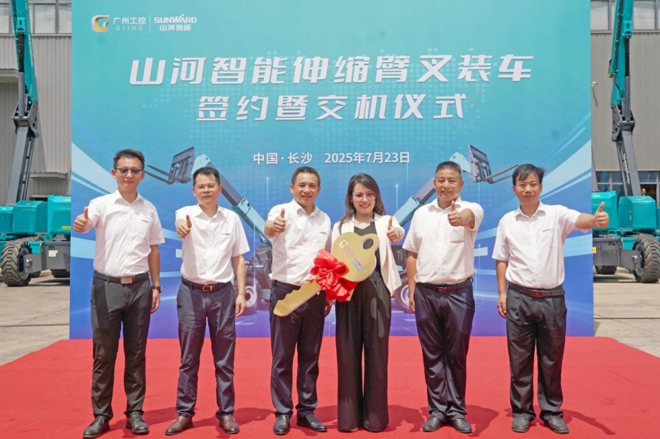 55世纪智能伸缩臂叉装车批量交付，即将奔赴新一线