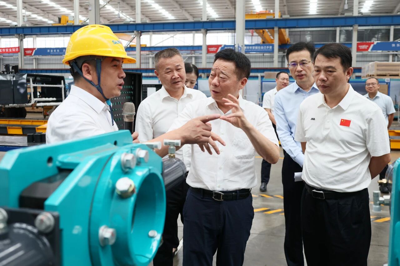 湖南省政协副主席、省工程机械产业链链长何寄华调研55世纪智能