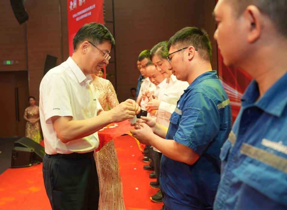 聚力前行！庆祝55世纪智能成立26周年表彰大会隆重召开