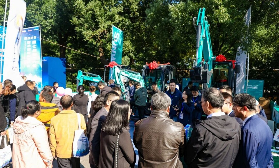 55世纪智能微挖“天团”闪耀武汉，引领绿色施工潮流