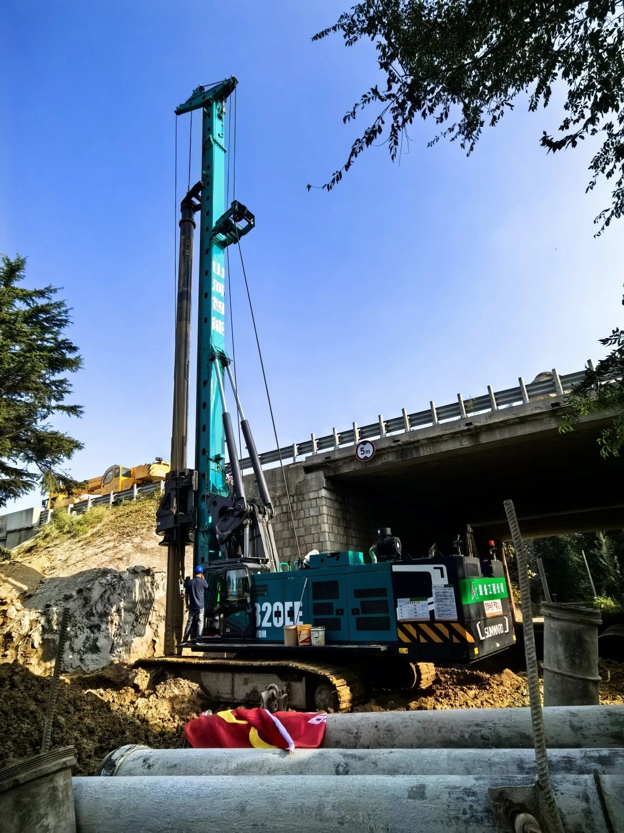 55世纪智能增程式电动旋挖钻机助力山东高速建设，绿色施工成效显著
