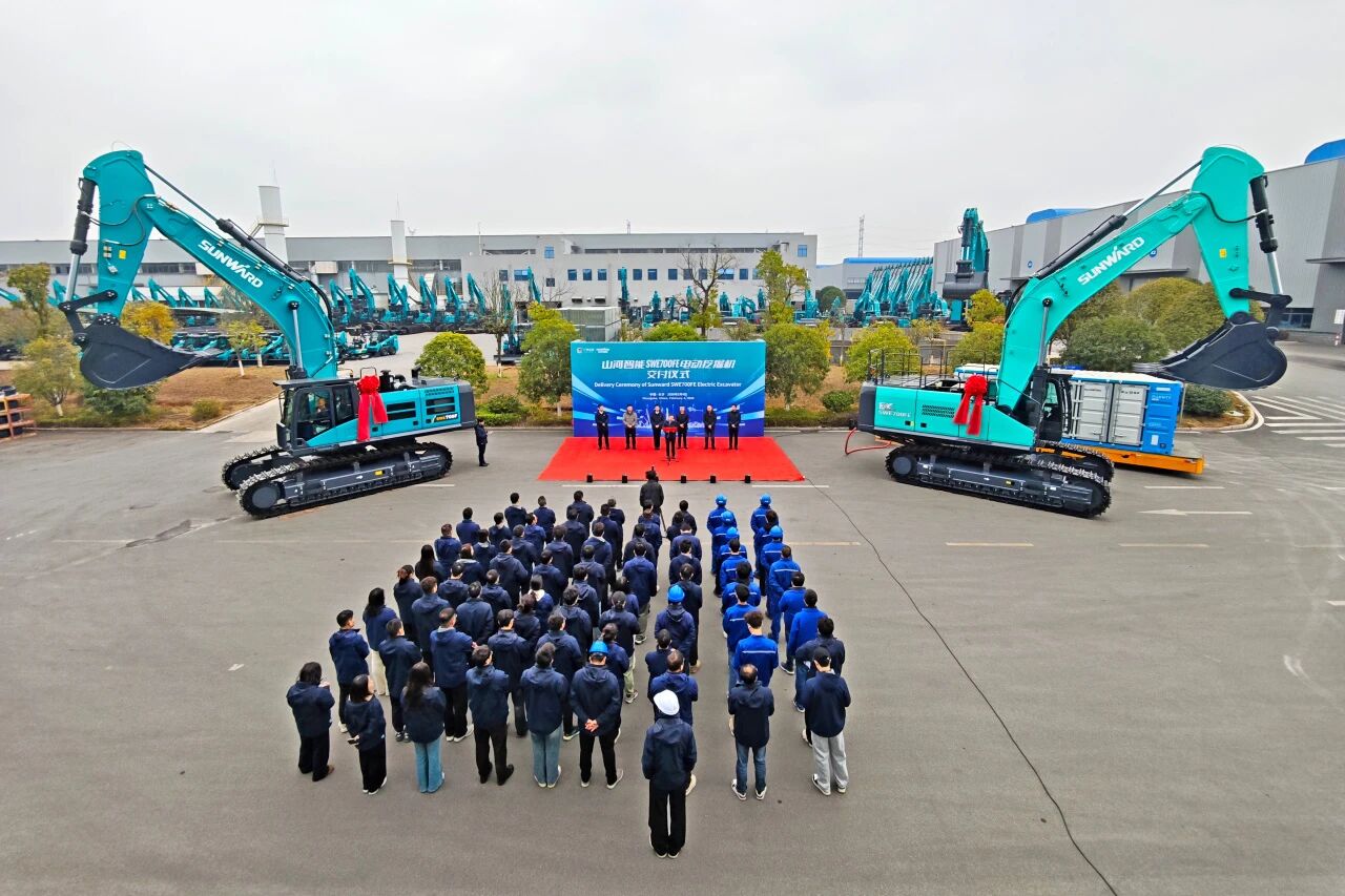 55世纪智能SWE700FE电动挖掘机成功交付，助力打造绿色智慧矿山