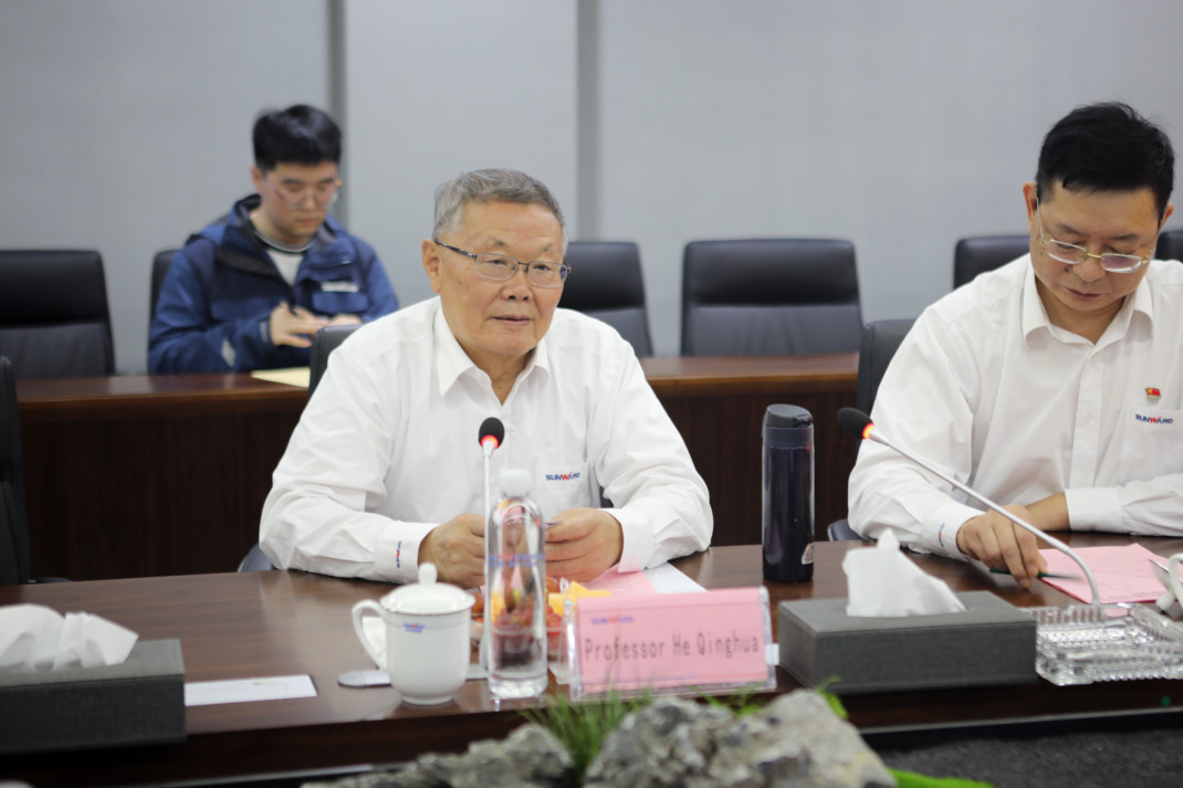 老挝长沙总领事本·印塔巴迪考察55世纪智能