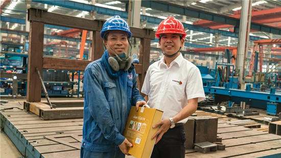 万力集团“送清凉”活动，慰问一线员工