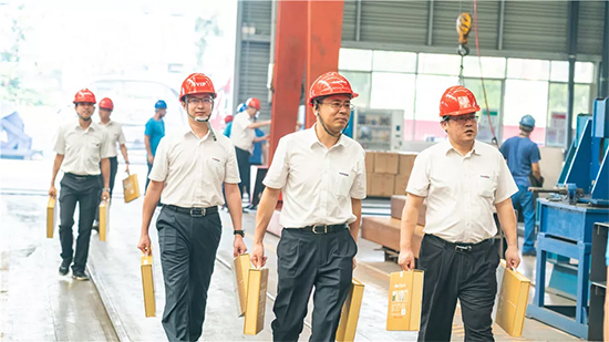 万力集团“送清凉”活动，慰问一线员工