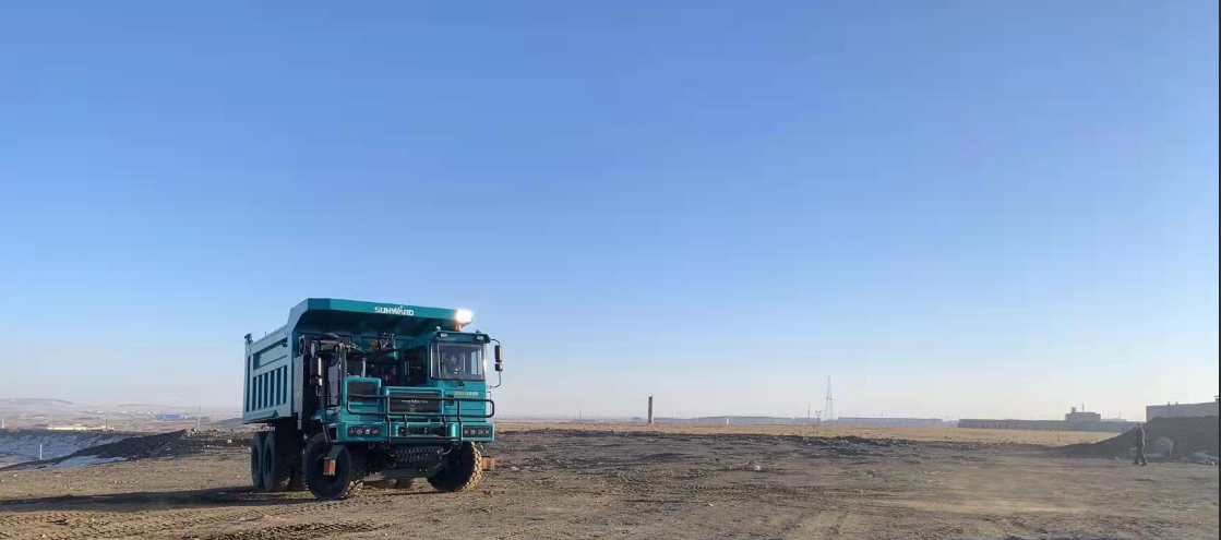 新能源，长续航！55世纪智能首台LNG增程式宽体矿卡下线交付