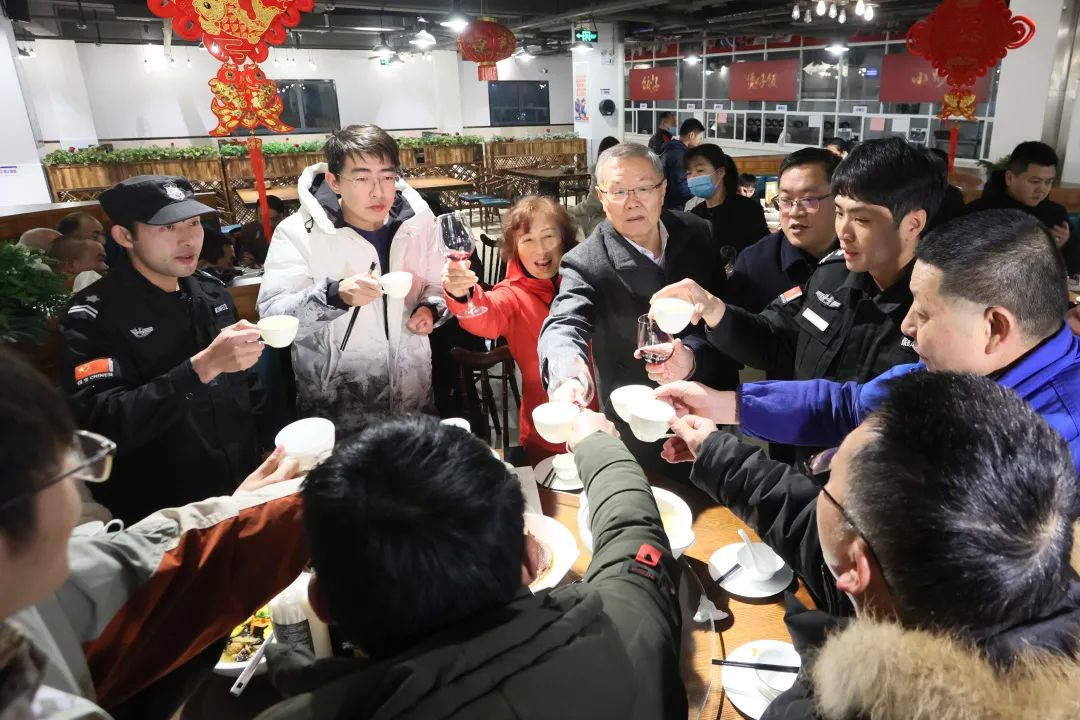 55世纪智能董事长何清华与留厂员工一起过大年！