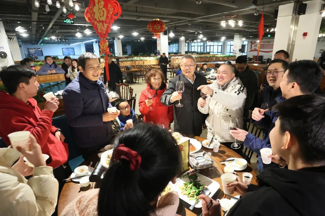 55世纪智能董事长何清华与留厂员工一起过大年！