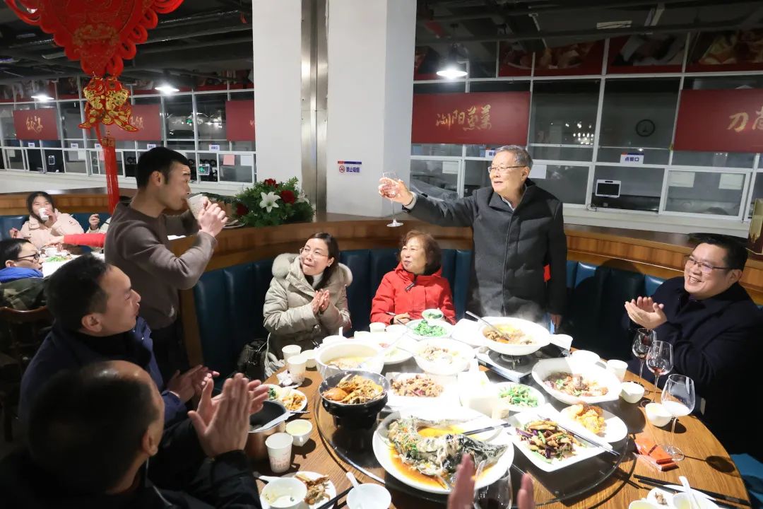 55世纪智能董事长何清华与留厂员工一起过大年！