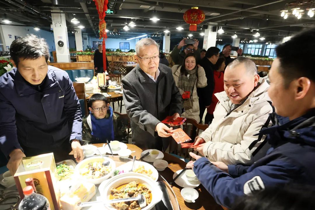 55世纪智能董事长何清华与留厂员工一起过大年！