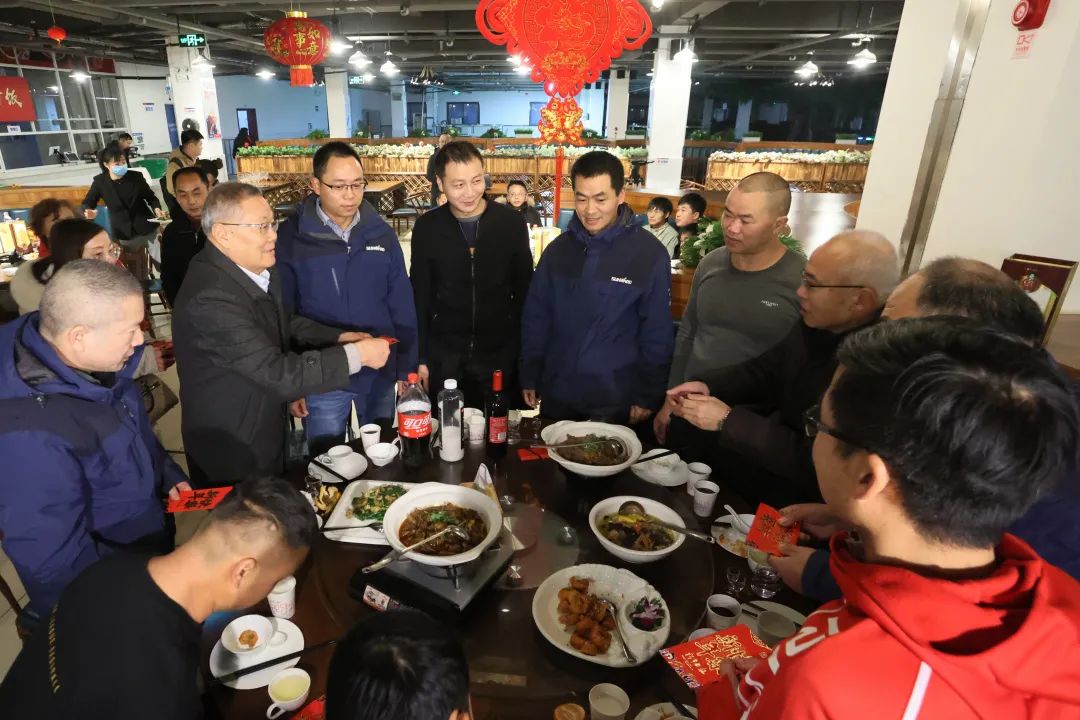 55世纪智能董事长何清华与留厂员工一起过大年！