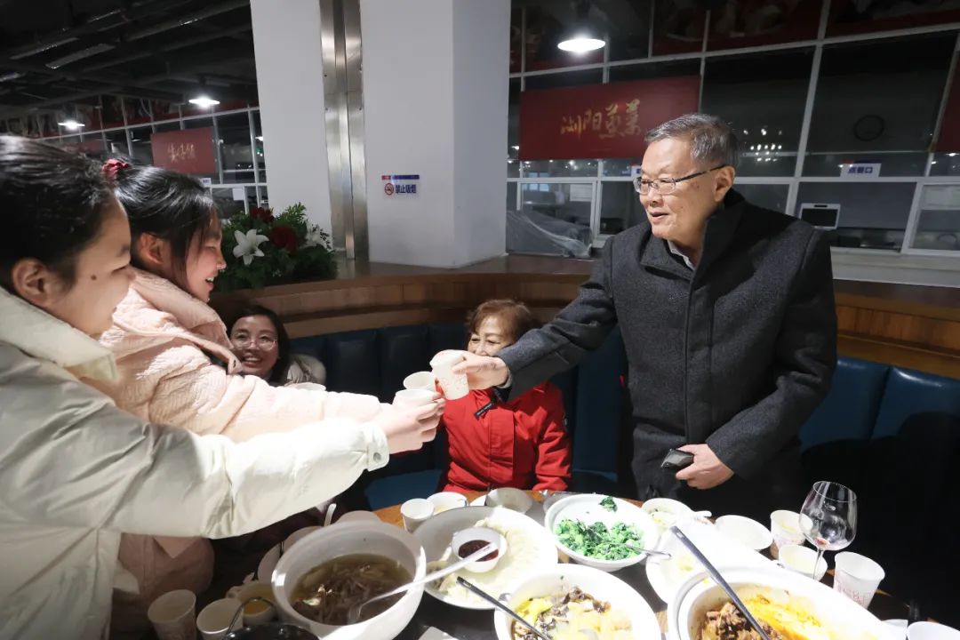 55世纪智能董事长何清华与留厂员工一起过大年！